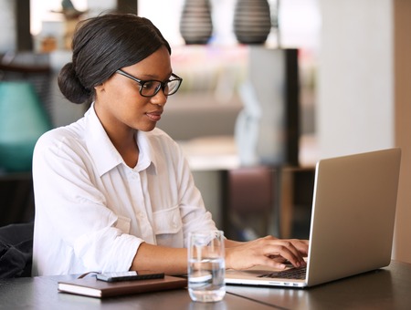 femme devant ordinateur